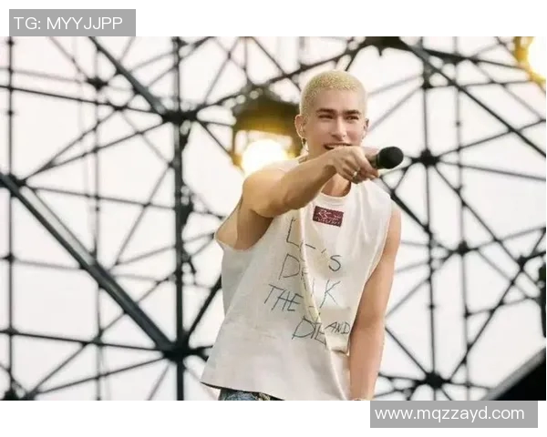 米卡对足球明星的热爱与追随展现了年轻人的激情与梦想