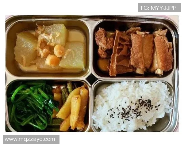 足球明星享受美味盒饭的高清瞬间分享